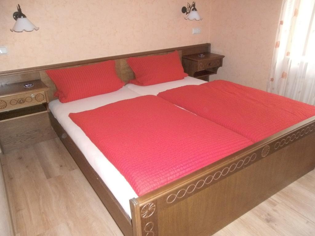 Pension Waldfrieden Maring-Noviand Zimmer foto