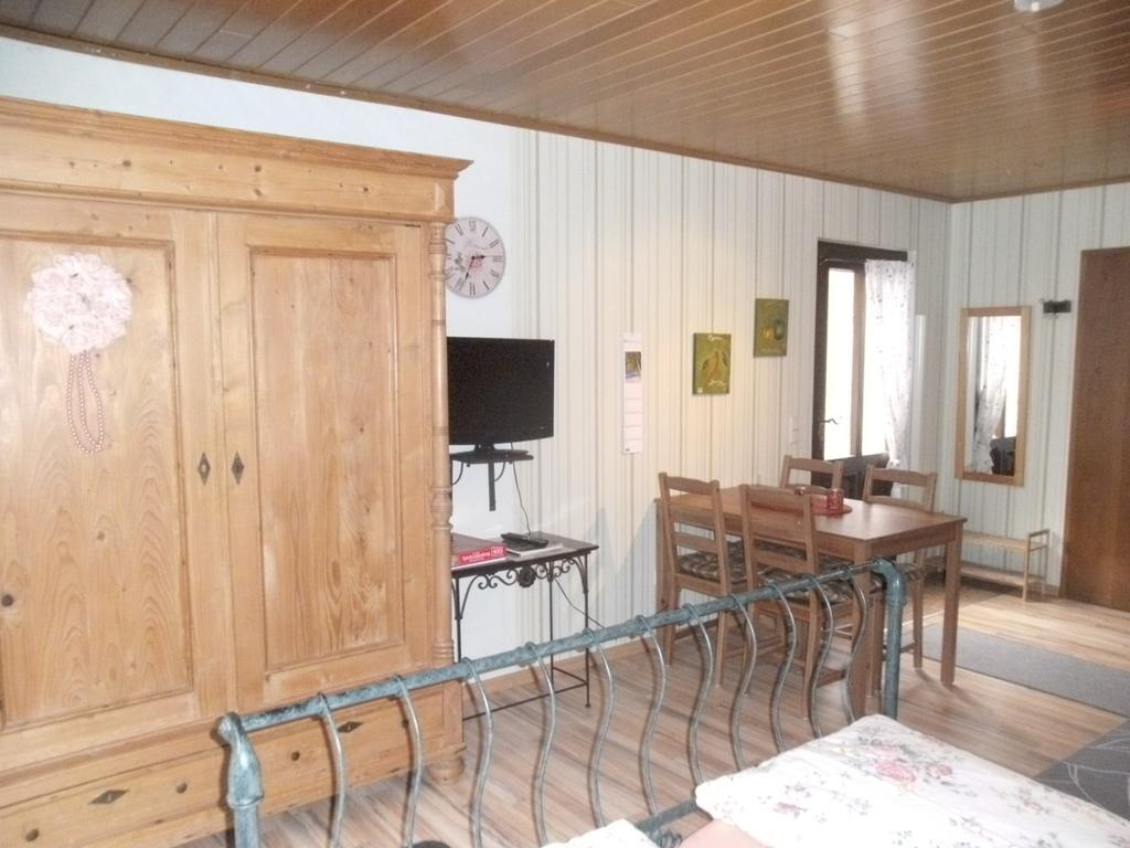 Pension Waldfrieden Maring-Noviand Zimmer foto