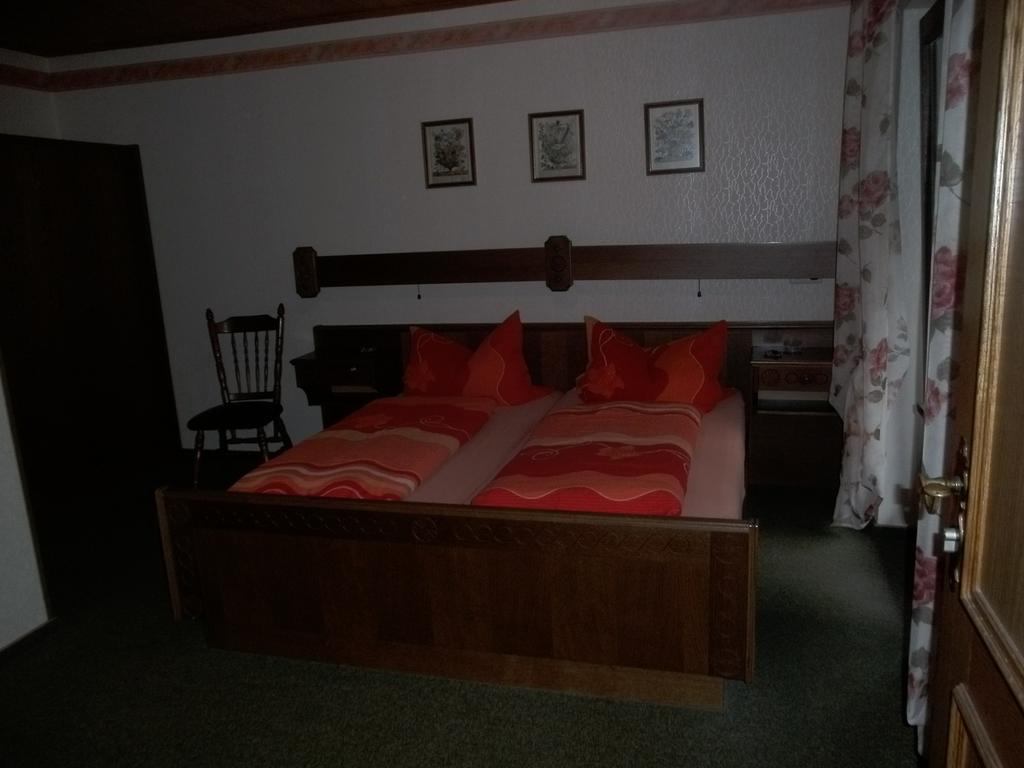 Pension Waldfrieden Maring-Noviand Zimmer foto